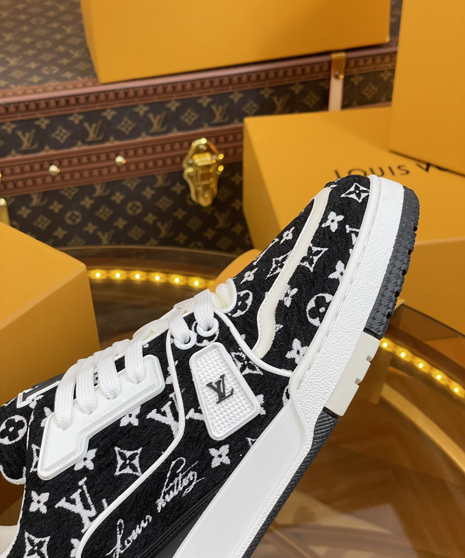 UA LV Trainer Sneaker