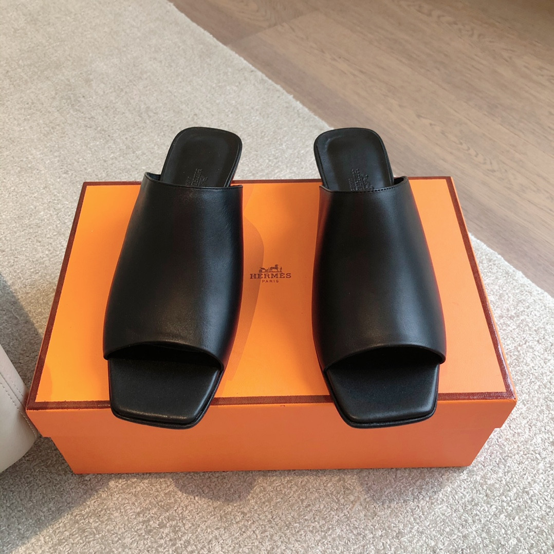 ua H**mes sandal