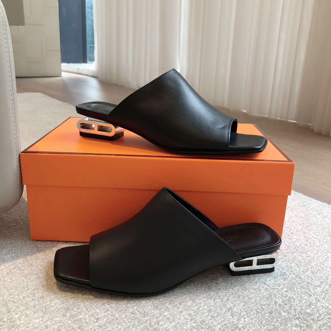 ua H**mes sandal