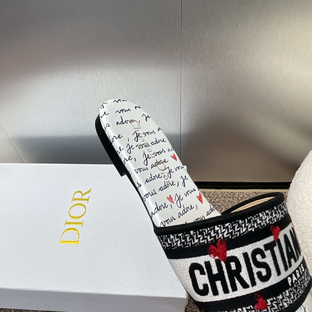 ua D*oramour dway slide