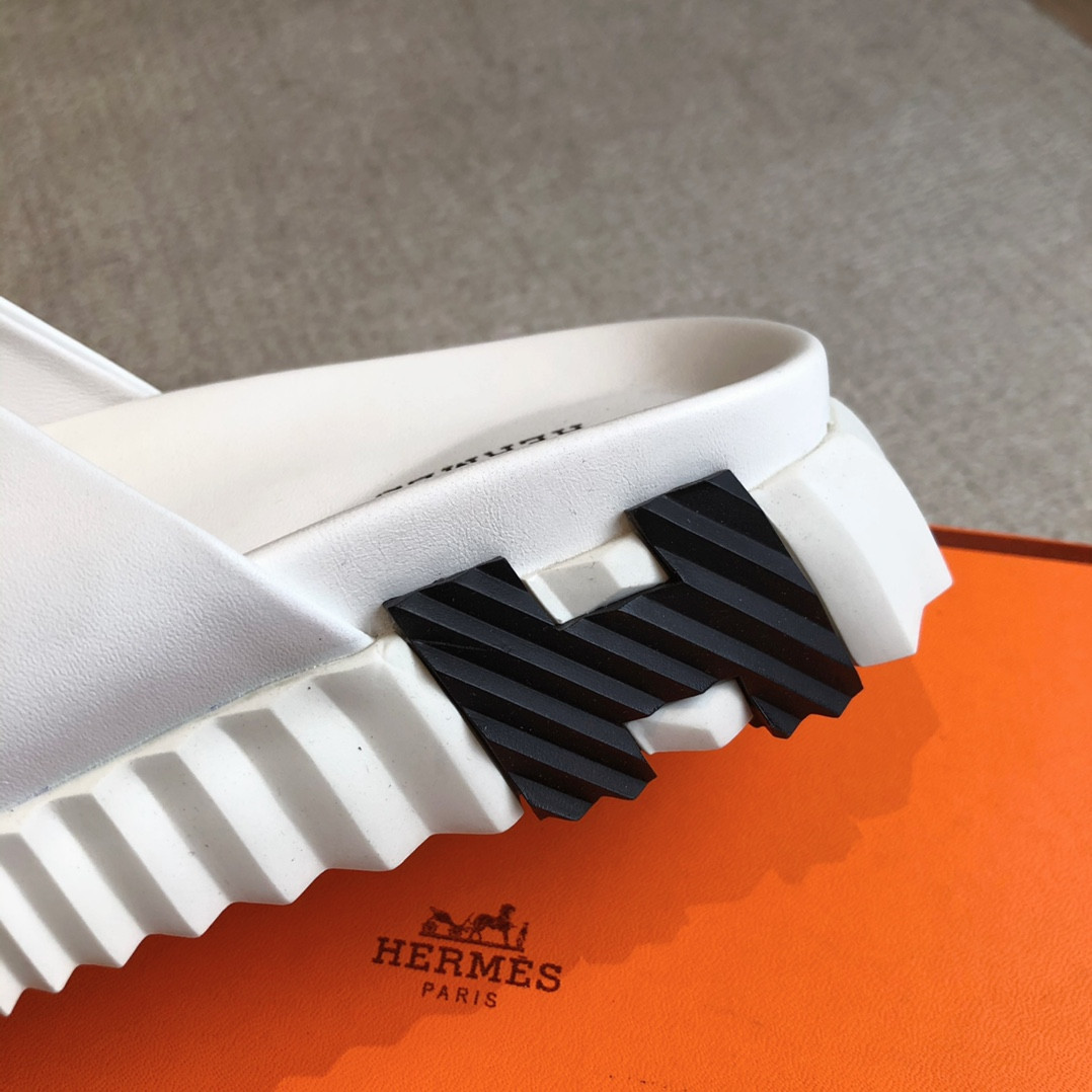ua H**mes infra sandal