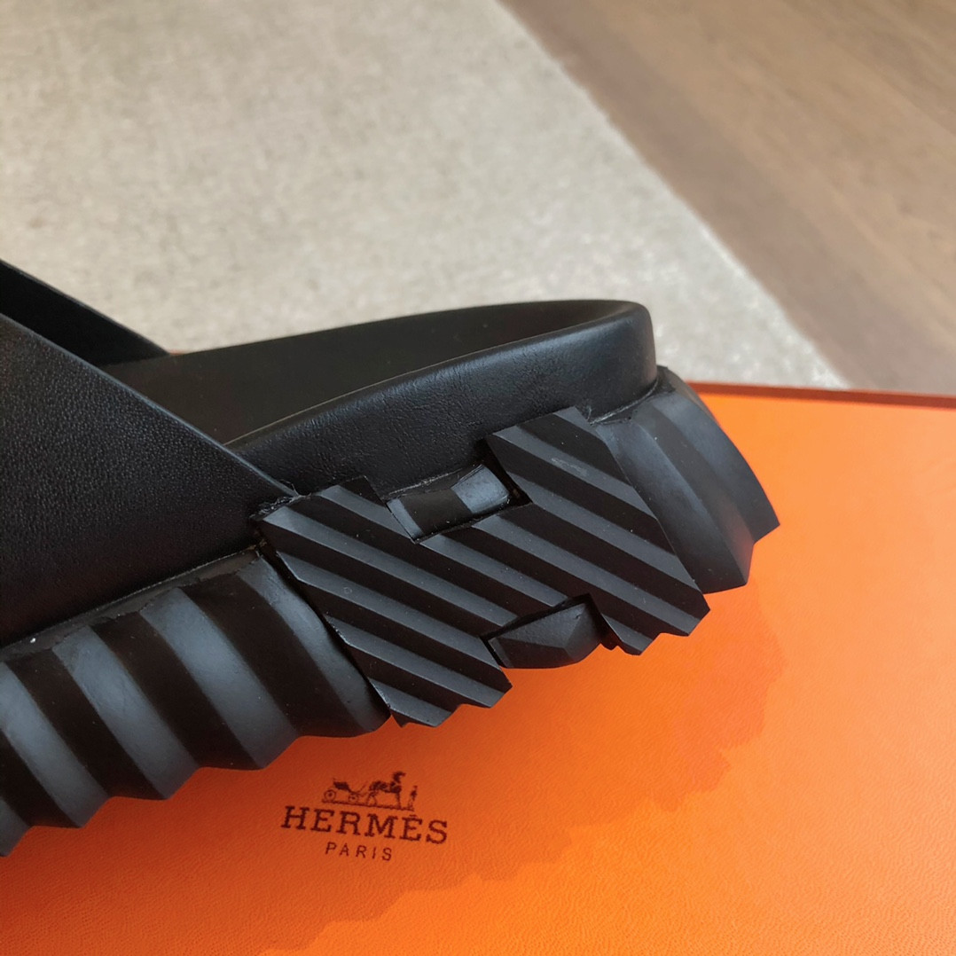 ua H**mes infra sandal