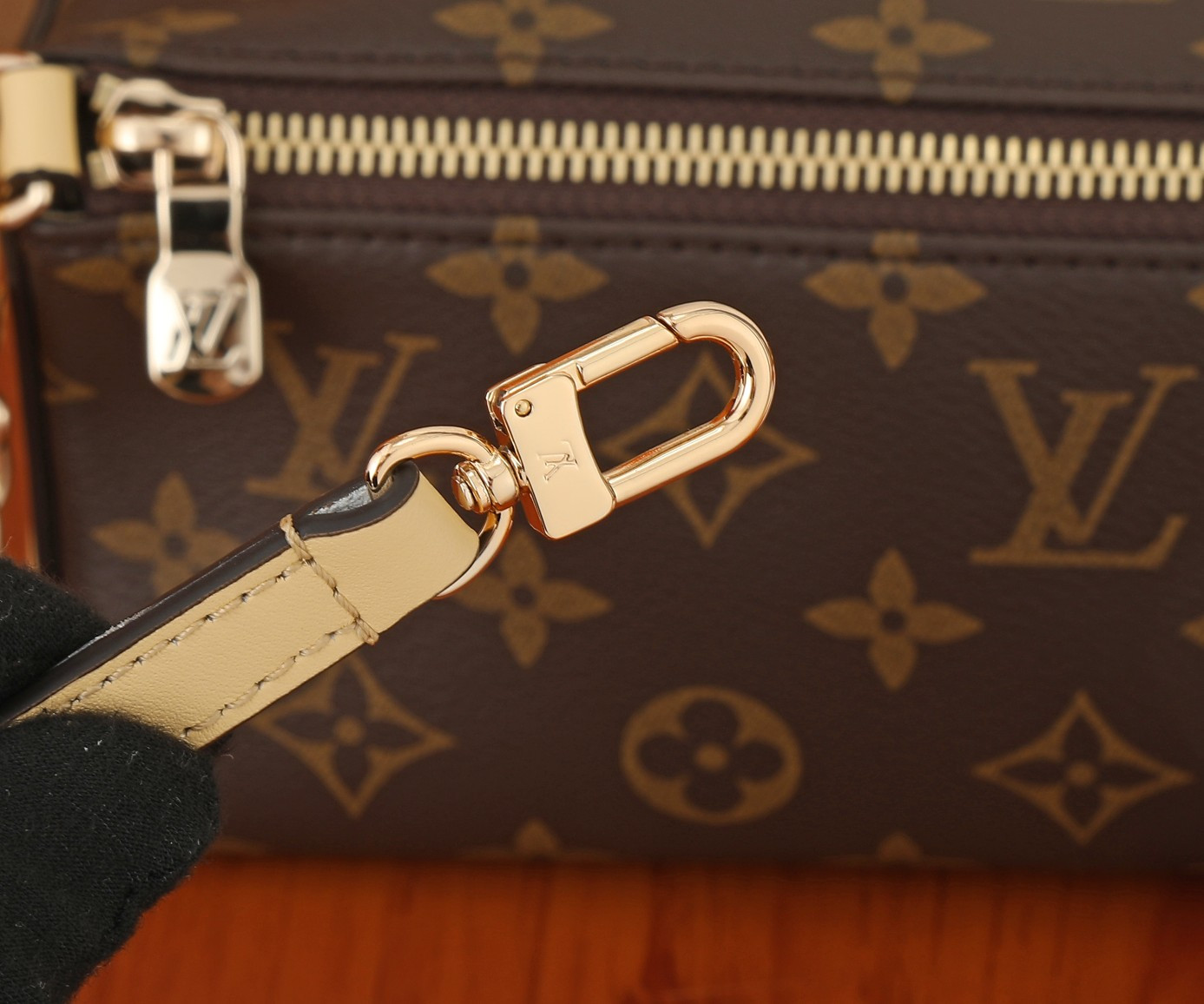LV Bloom Pouch M11672 22.5x13x13CM