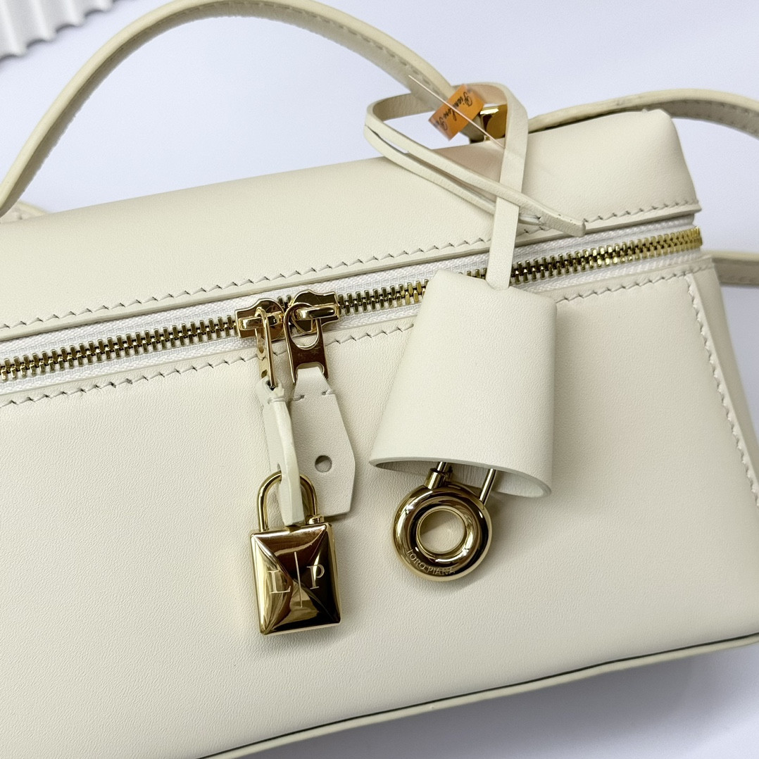 L**o p*ana extra pocket l19 smooth calfskin 11 x 19 x 6.5 cm