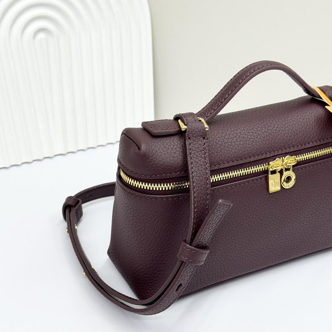 L**o p*ana extra pocket l19 grained calfskin 11 x 19 x 6.5 cm