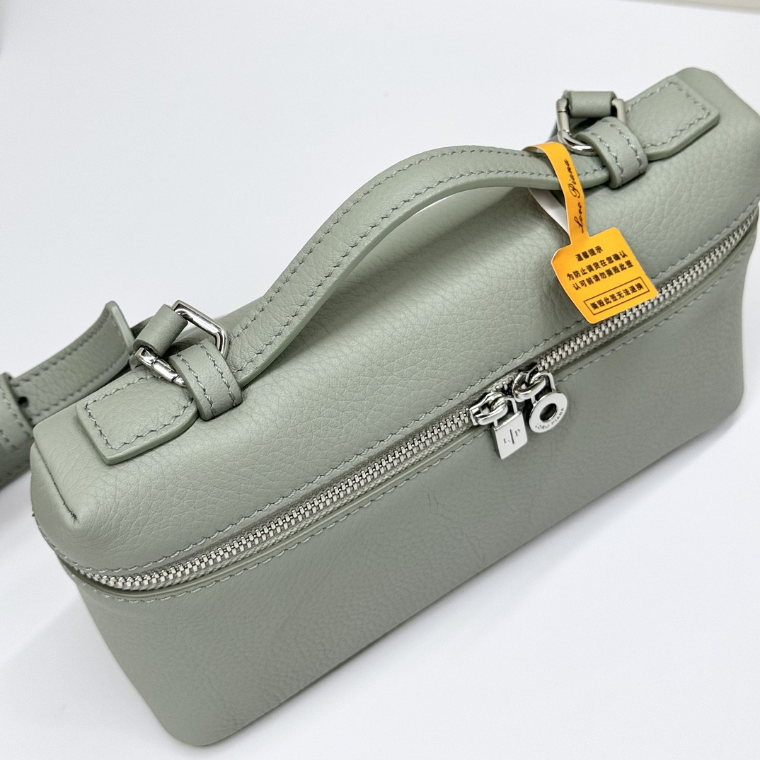 L**o p*ana extra pocket l19 grained calfskin 11 x 19 x 6.5 cm