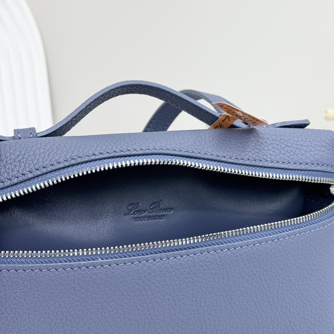 L**o p*ana extra pocket l19 grained calfskin 11 x 19 x 6.5 cm