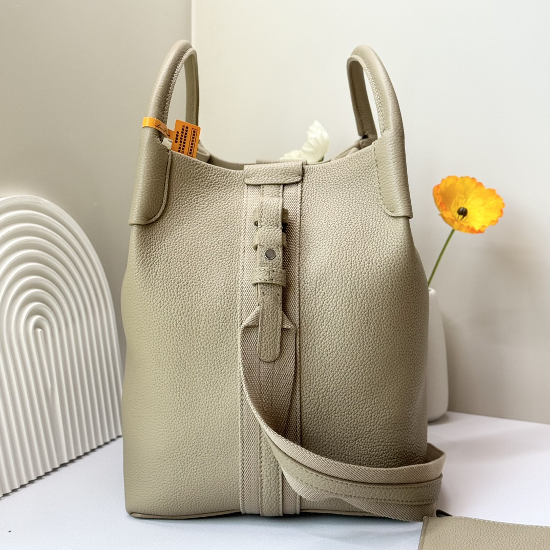 L**o p*ana large bale bag grained calfskin 24 x 20 x 27 cm