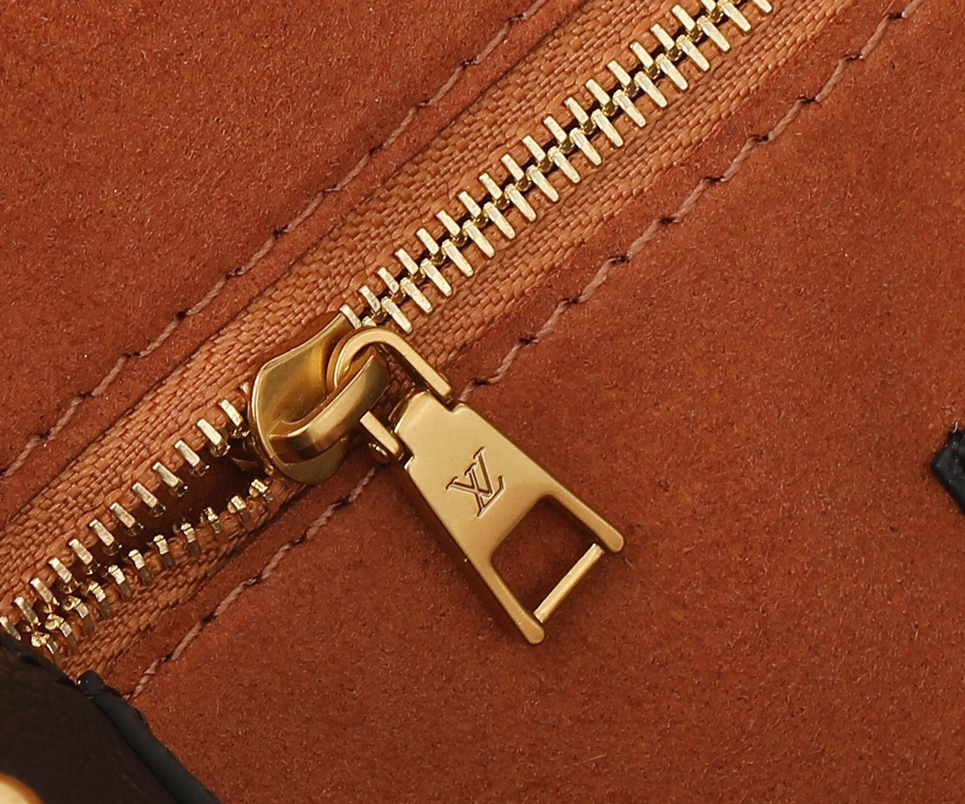 LV Soft Twist M24639 10.6 x 7.5 x 3.5 inches