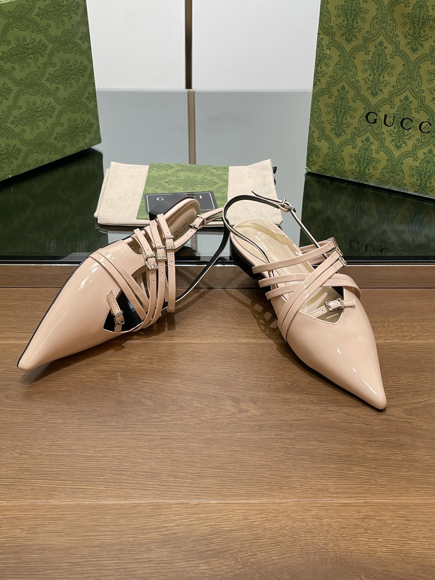 ua G*u*i strappy ballet flat