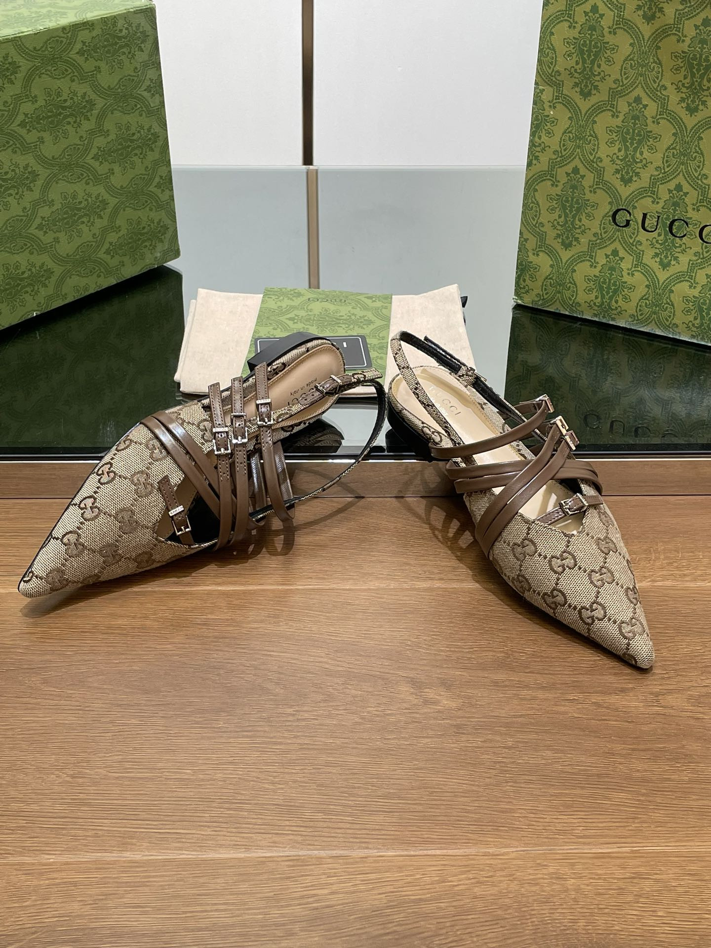 ua G*u*i strappy ballet flat