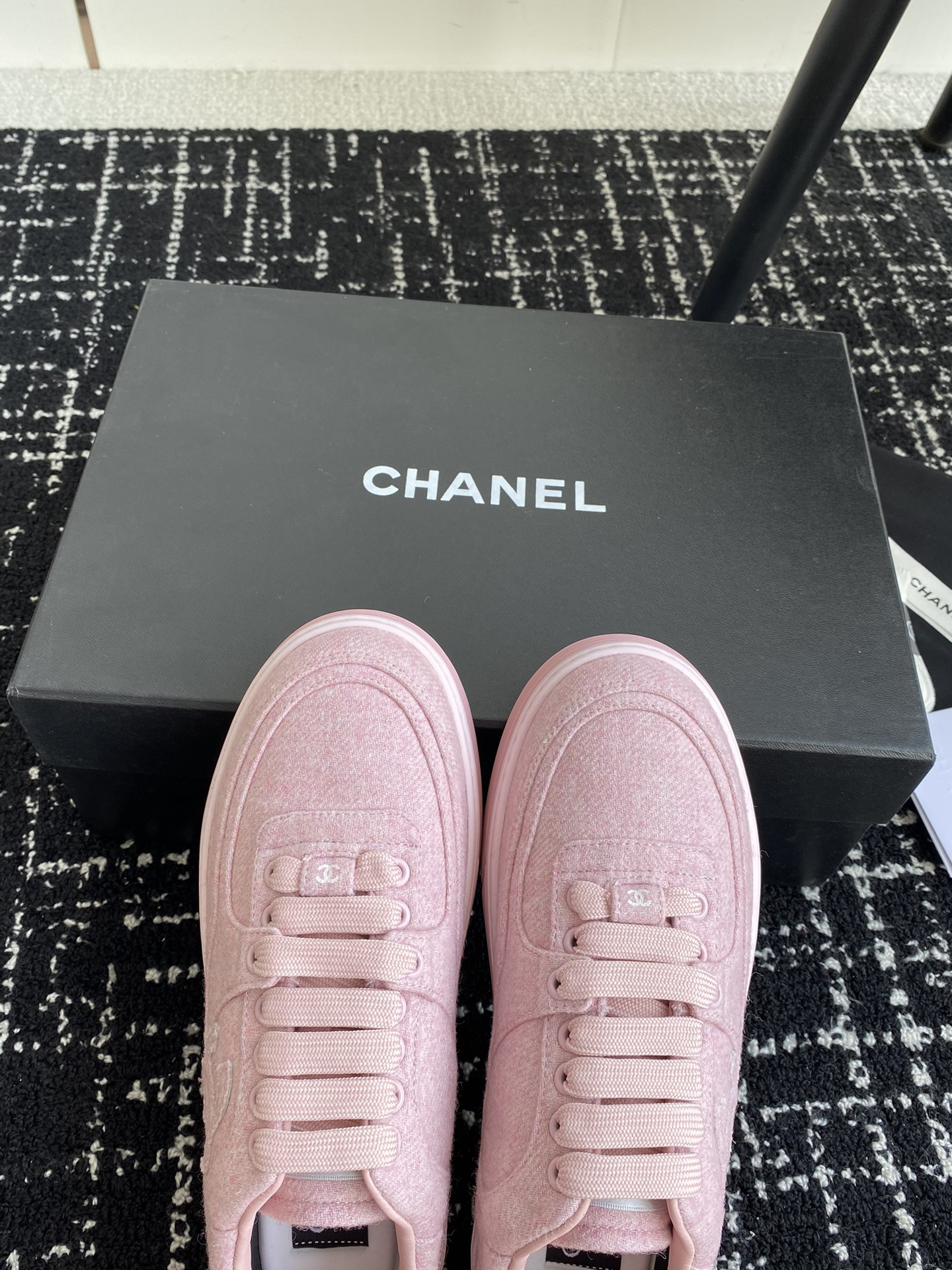 ua Ch*el sneaker