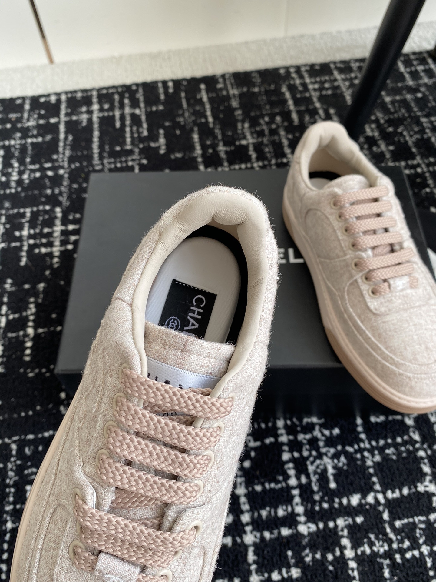 ua Ch*el sneaker