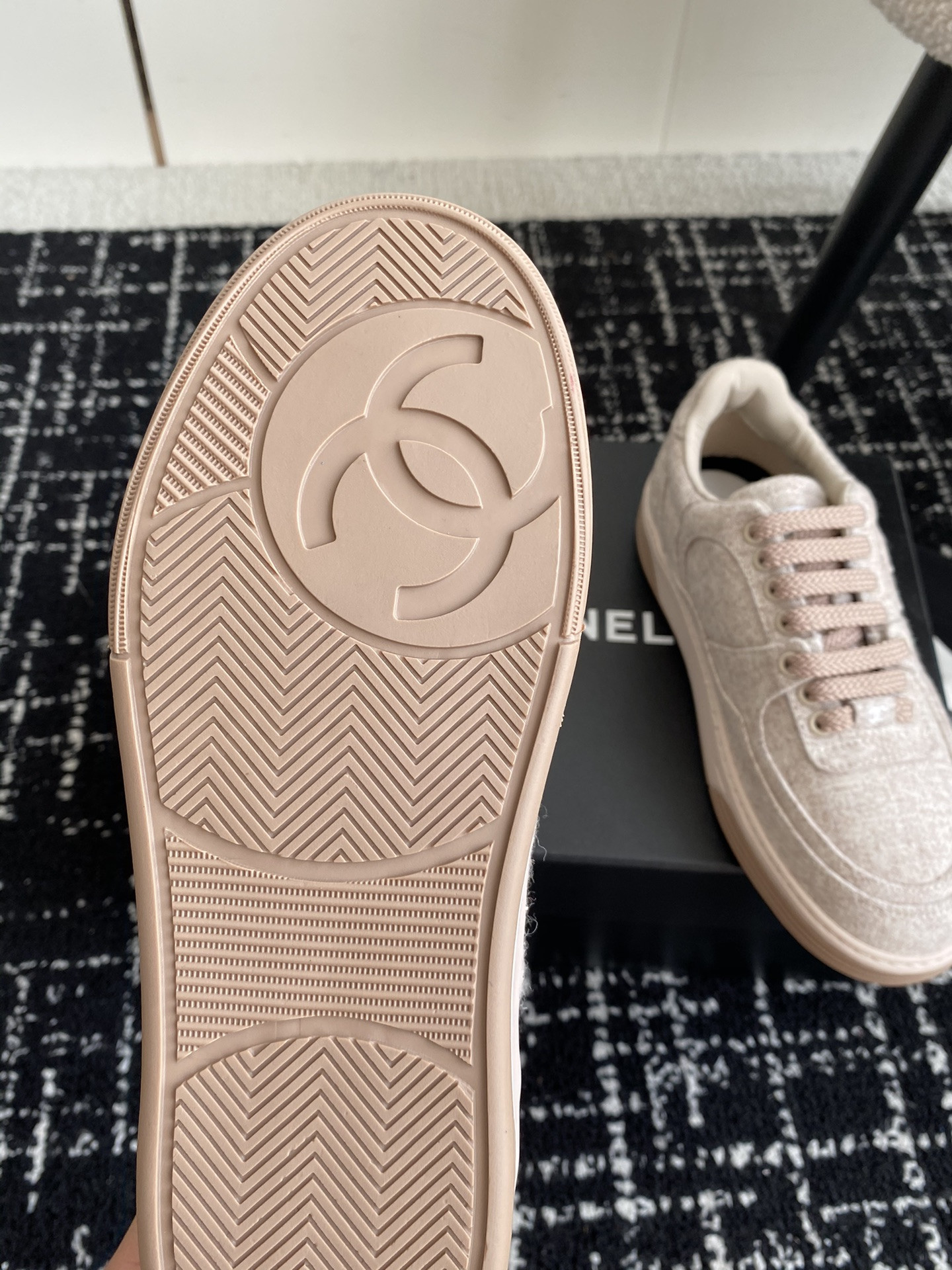 ua Ch*el sneaker