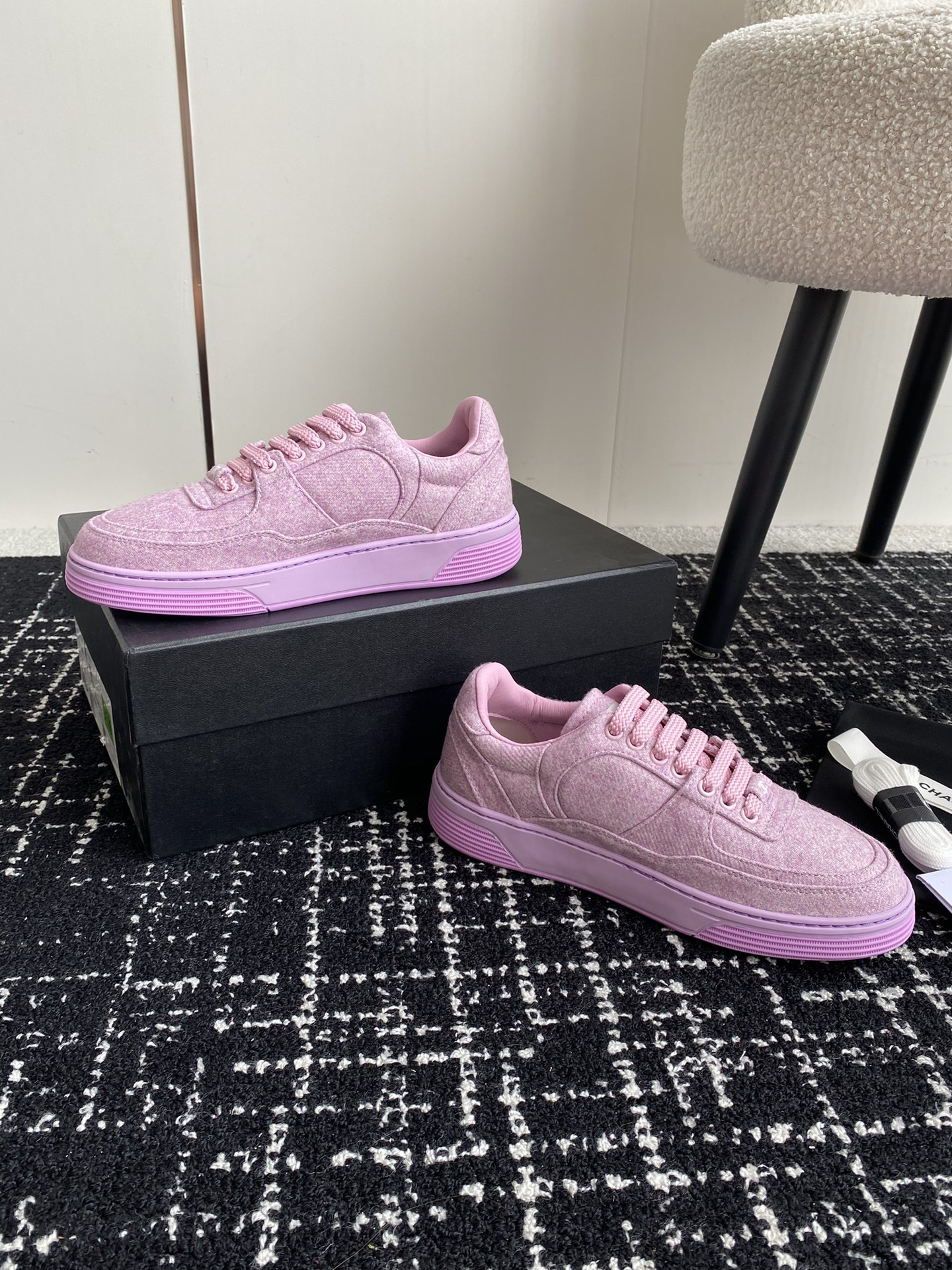 ua Ch*el sneaker