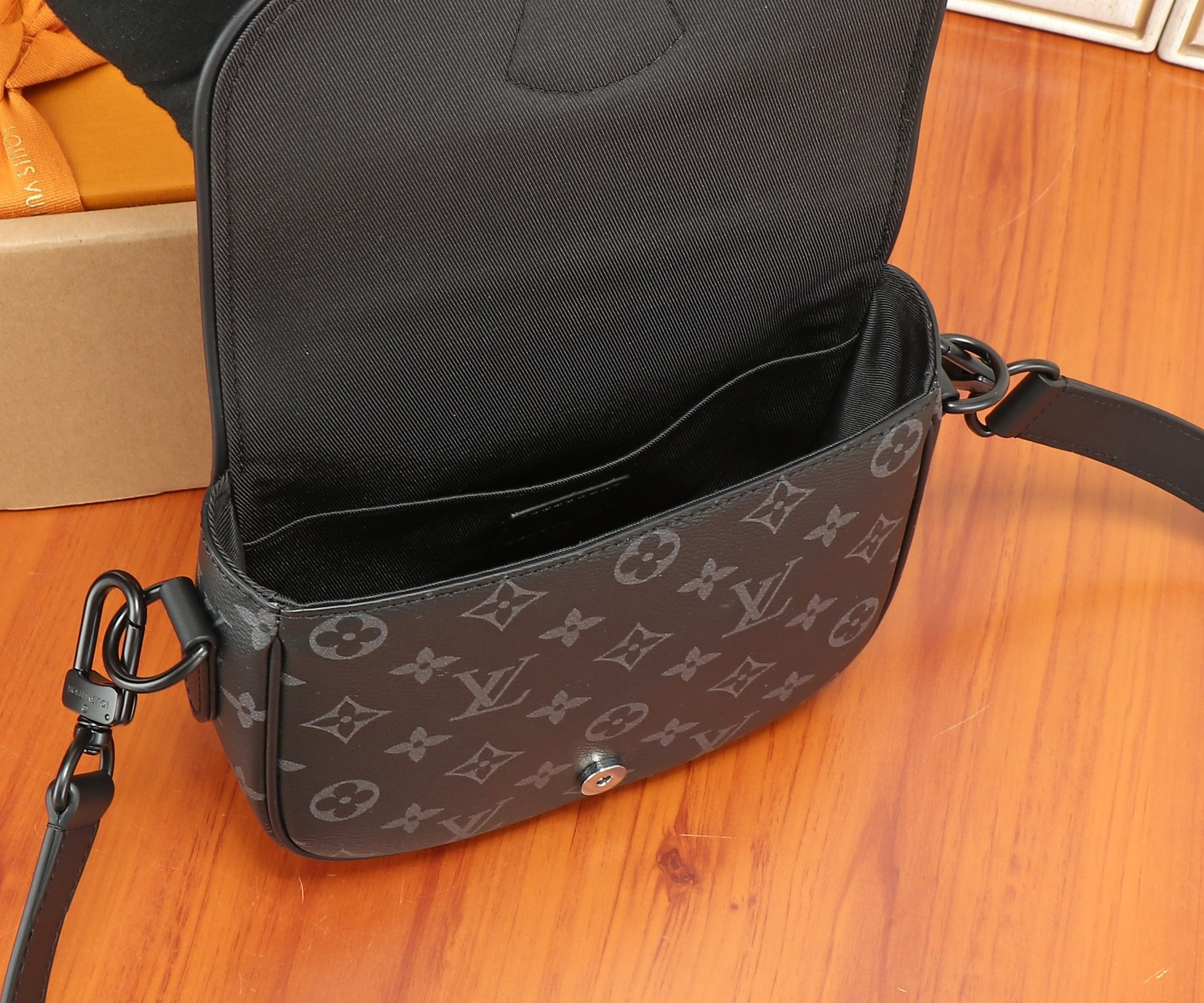 LV Montsouris Messenger M47061 20x17x7CM