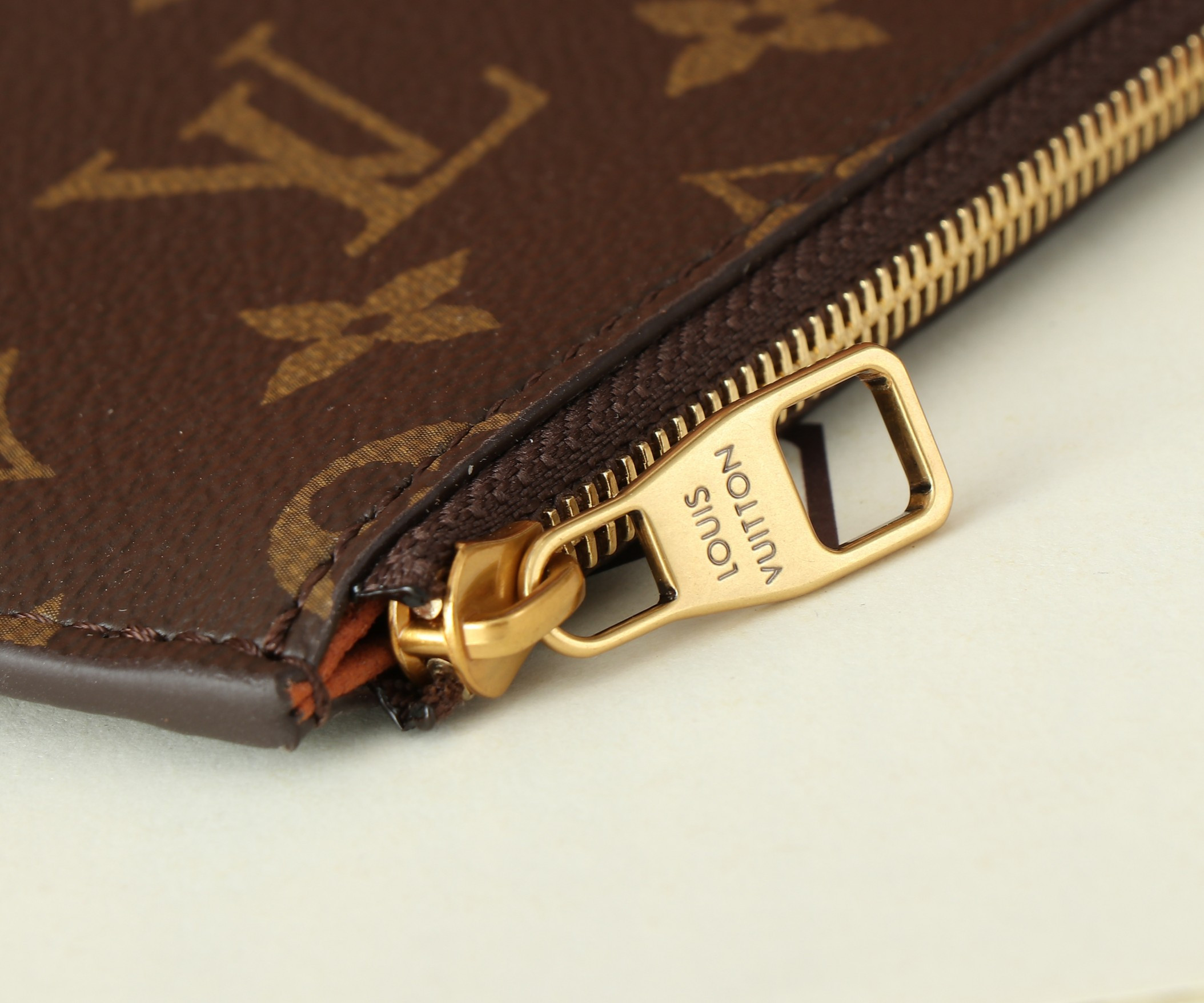 LV Low Key Cabas MM M25342 47x30x14cm