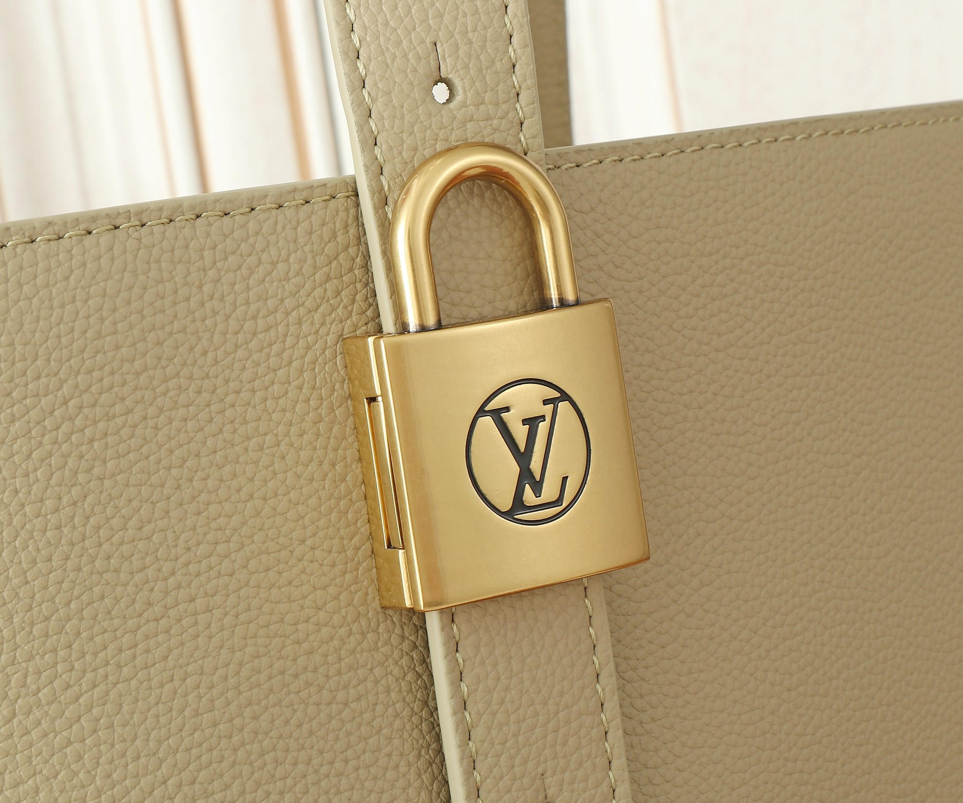 LV Low Key Cabas MM M25343 47x30x14cm