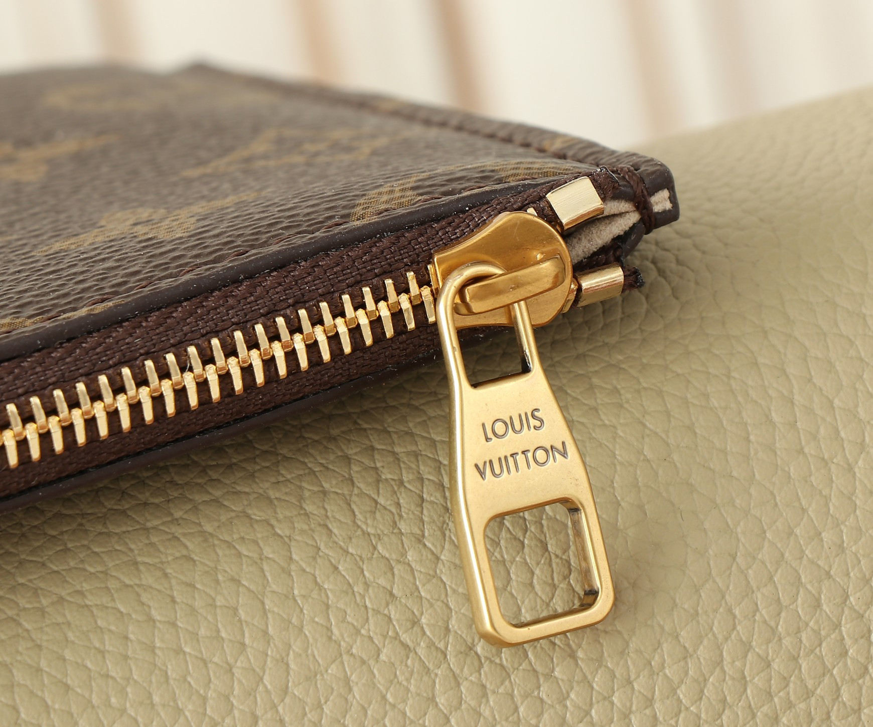 LV Low Key Cabas MM M25343 47x30x14cm