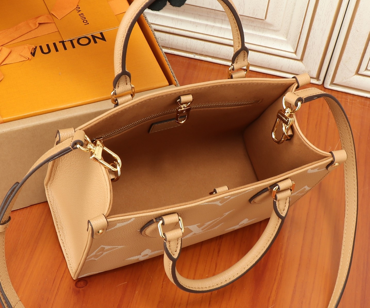 LV OnTheGo PM M12513 24.9 x 19.1 x 11.4 cm