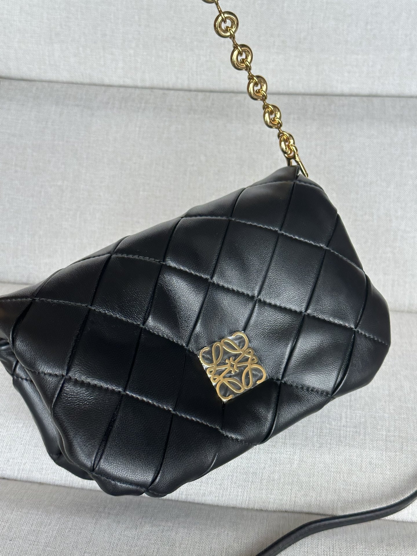 L0ew* mini puffer goya in pleated shiny nappa lambskin 20x6x13cm