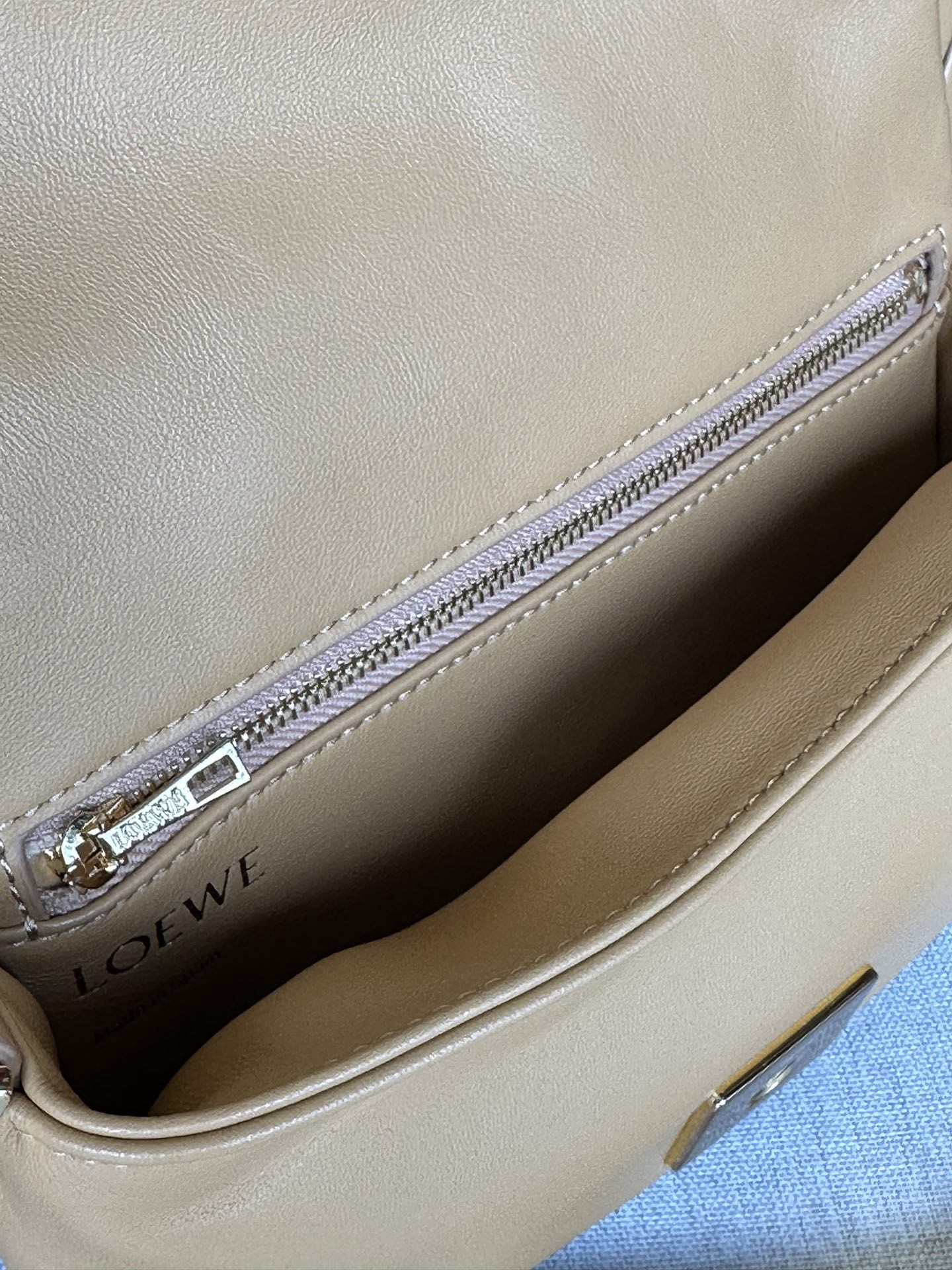 L0ew* mini puffer goya in pleated shiny nappa lambskin 20x6x13cm