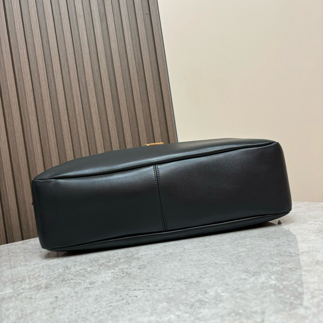 Y*L jamie 4.3 large pochon in lambskin 27x34x3cm