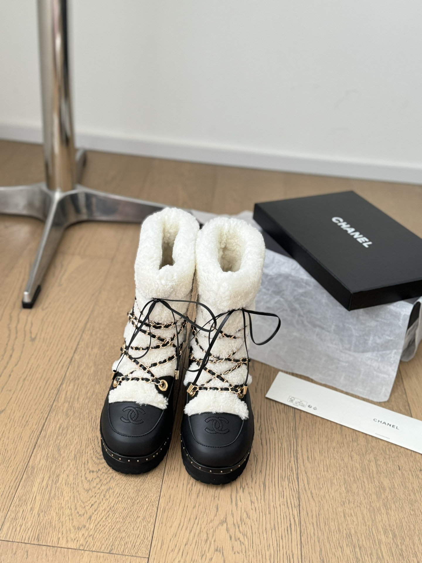 ua Ch*el snow boots