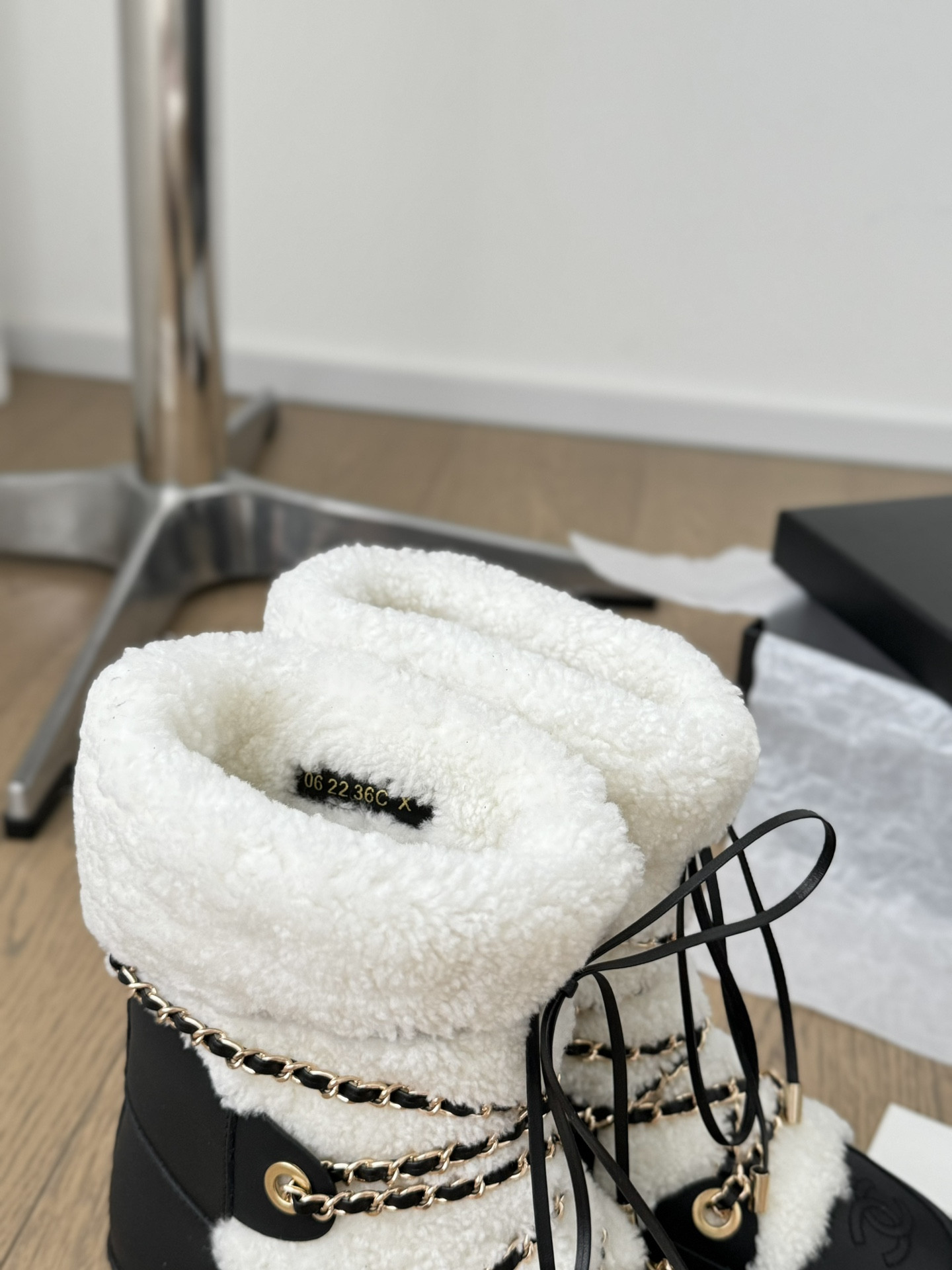 ua Ch*el snow boots