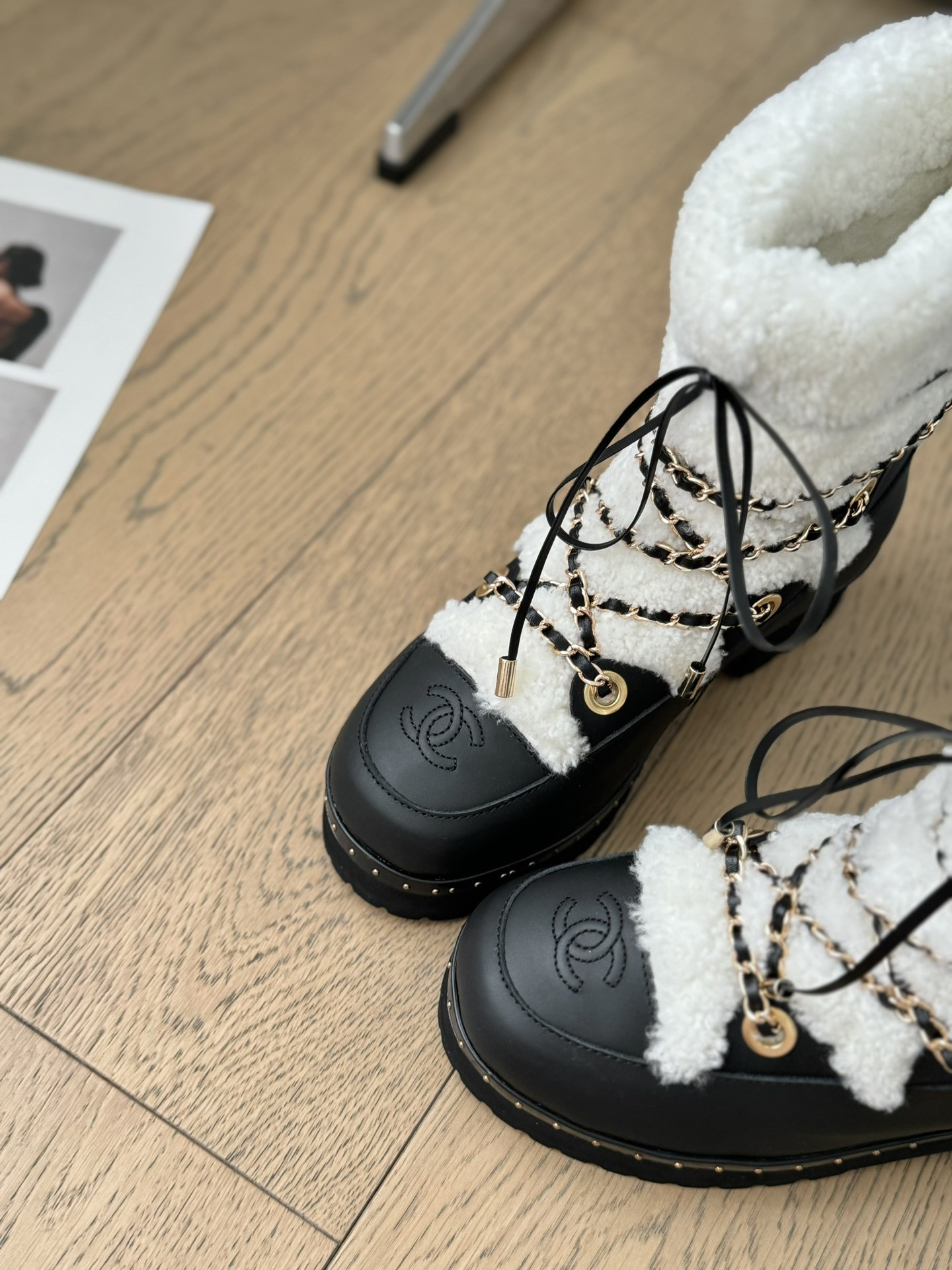 ua Ch*el snow boots