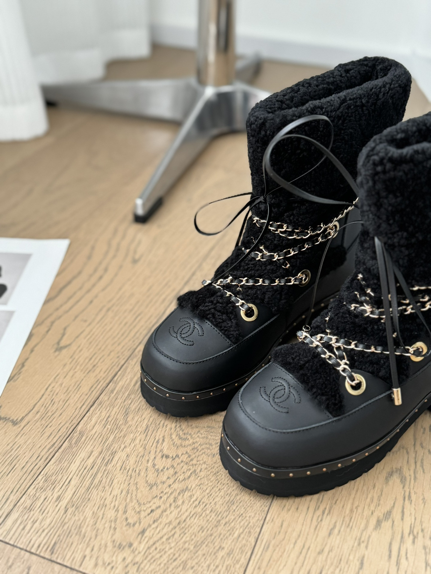 ua Ch*el snow boots