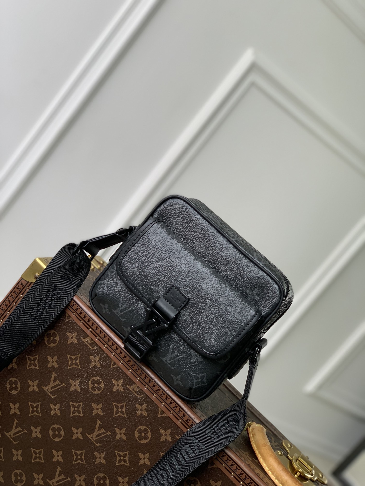 LV Getaway Messenger M12518 17 x 7.8 x 18 cm