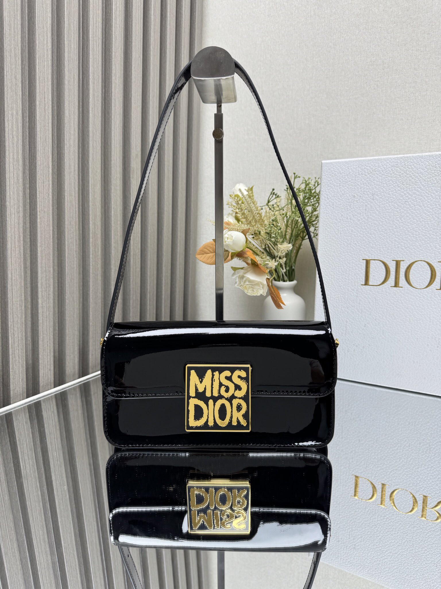 D*or miss D*or flap bag 22 x 11 x 6 cm(patent calfskin)