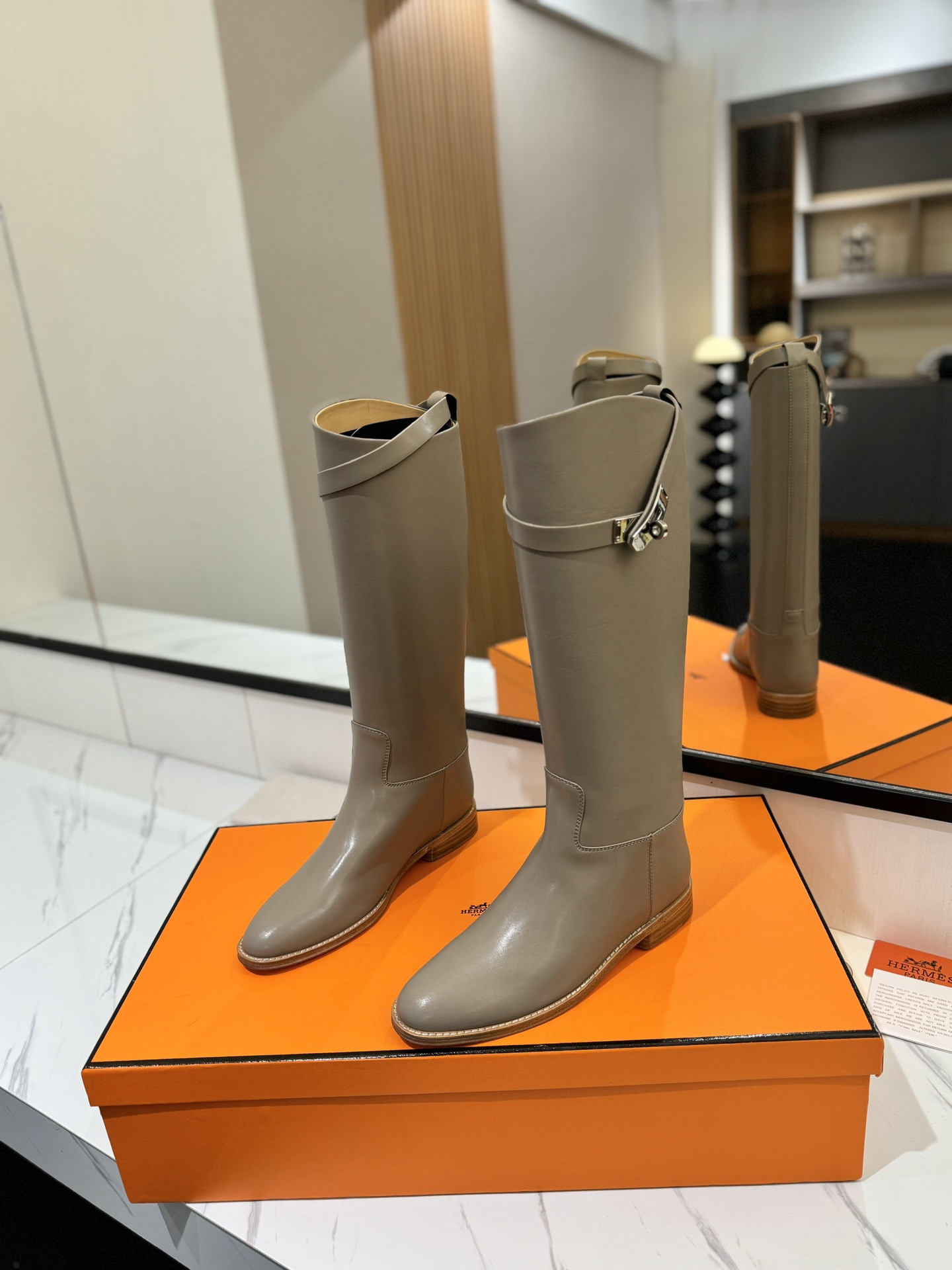 ua H**mes jumping boots