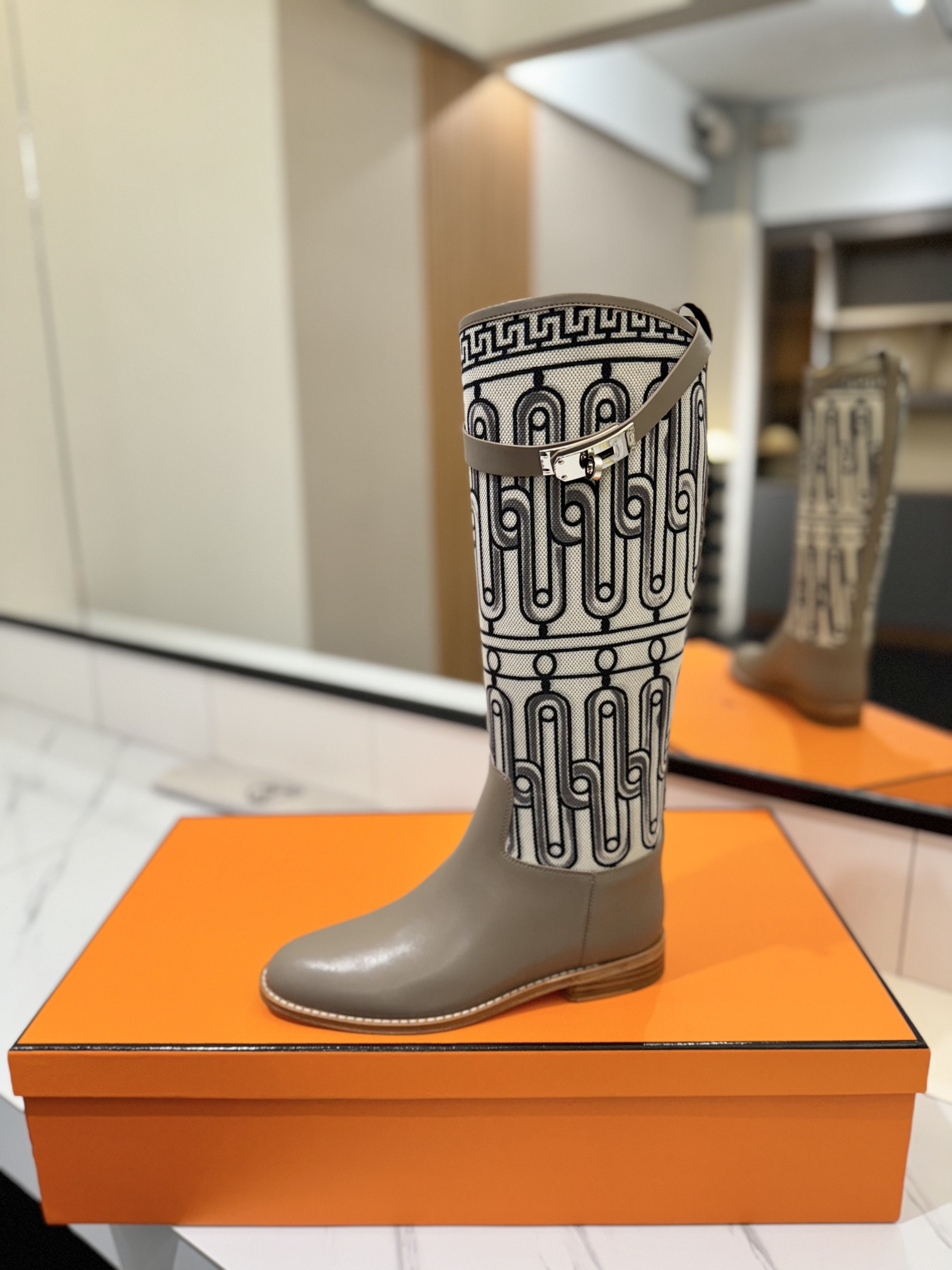 ua H**mes jumping boots