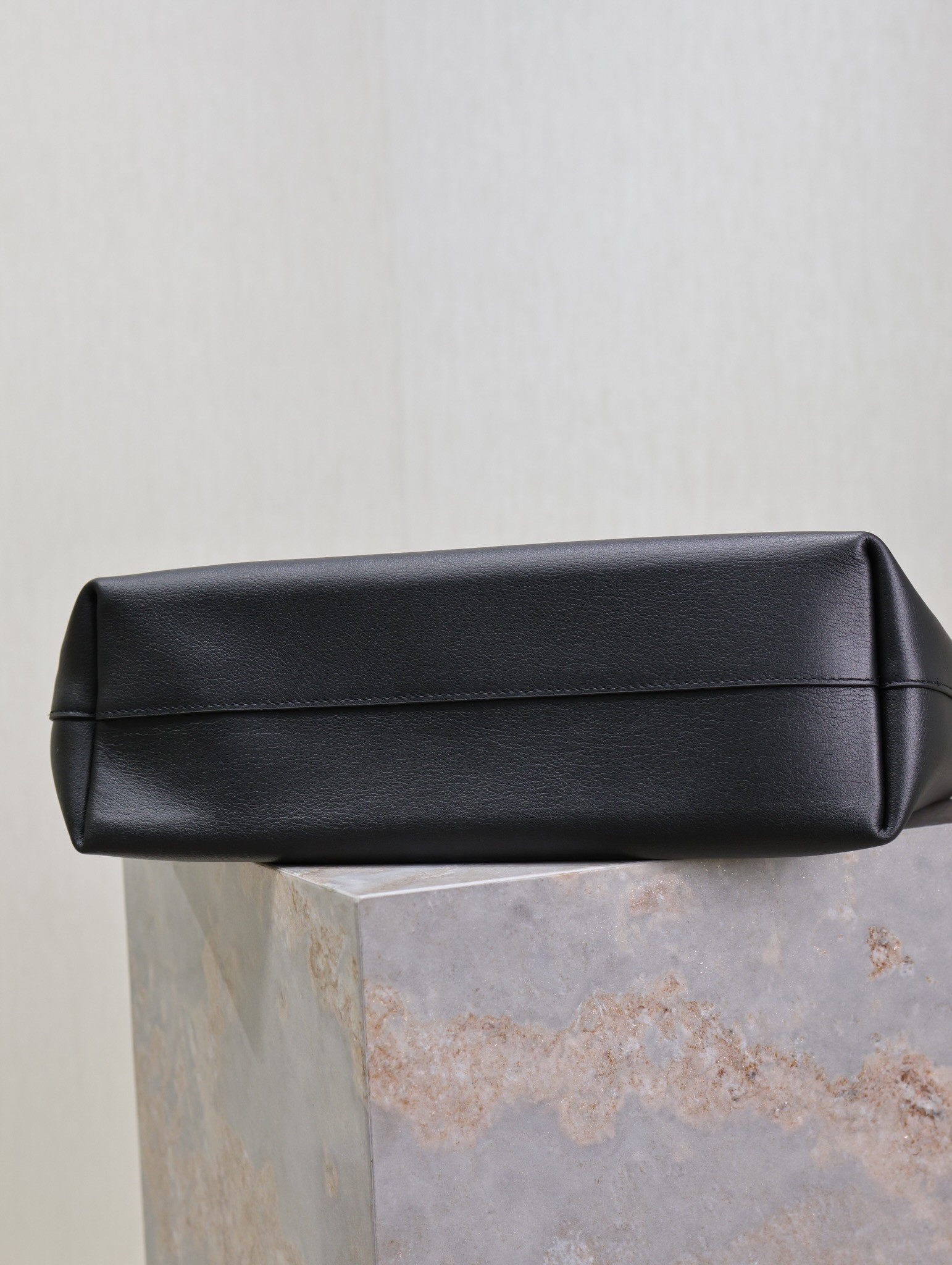 y*l shopping Sa**t Lau*nt in leather 32.5×35×10.5cm