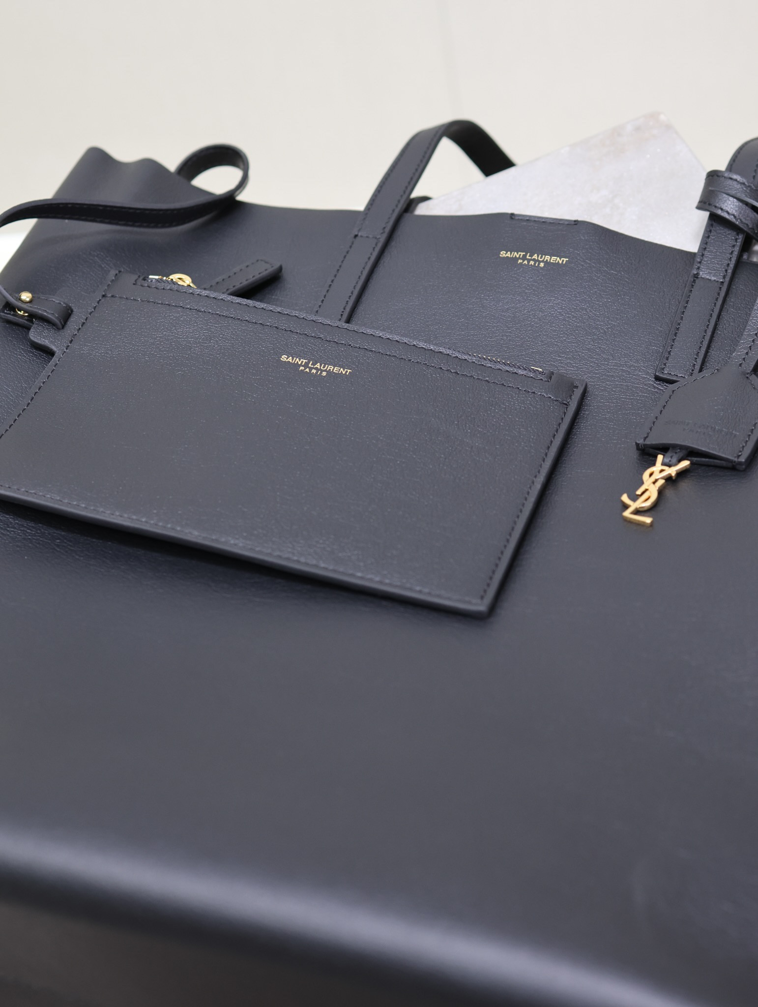 y*l shopping Sa**t Lau*nt in leather 32.5×35×10.5cm