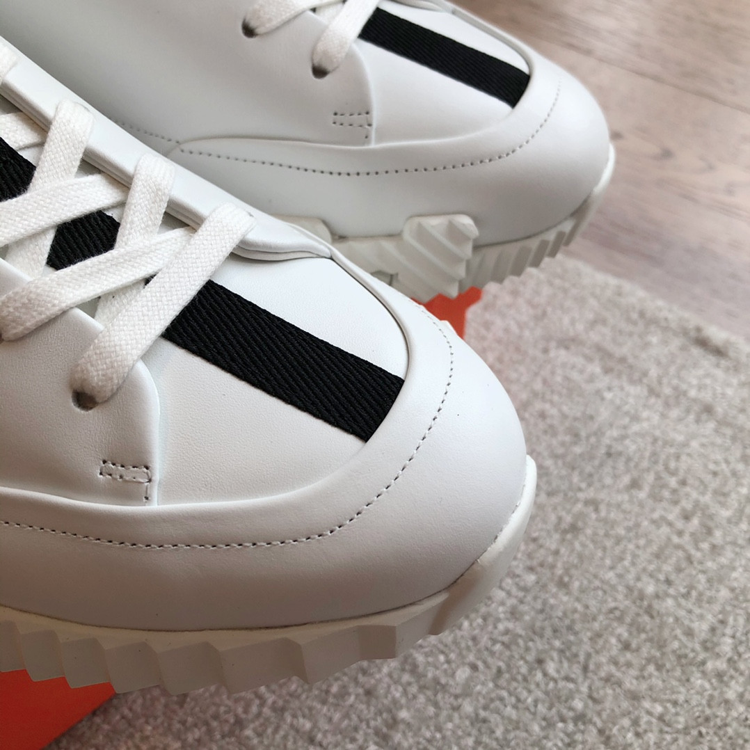 ua H**mes bouncing sneaker