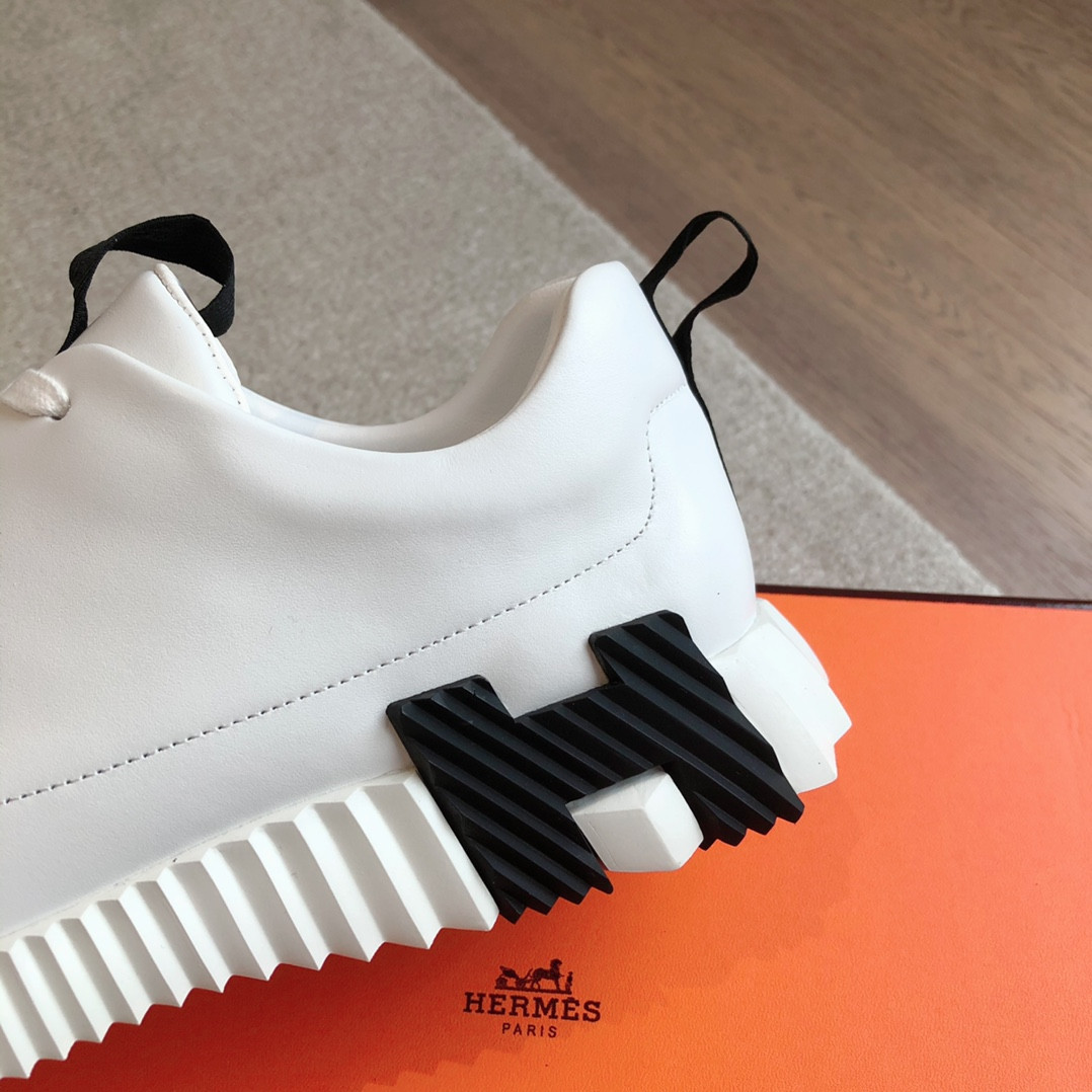 ua H**mes bouncing sneaker