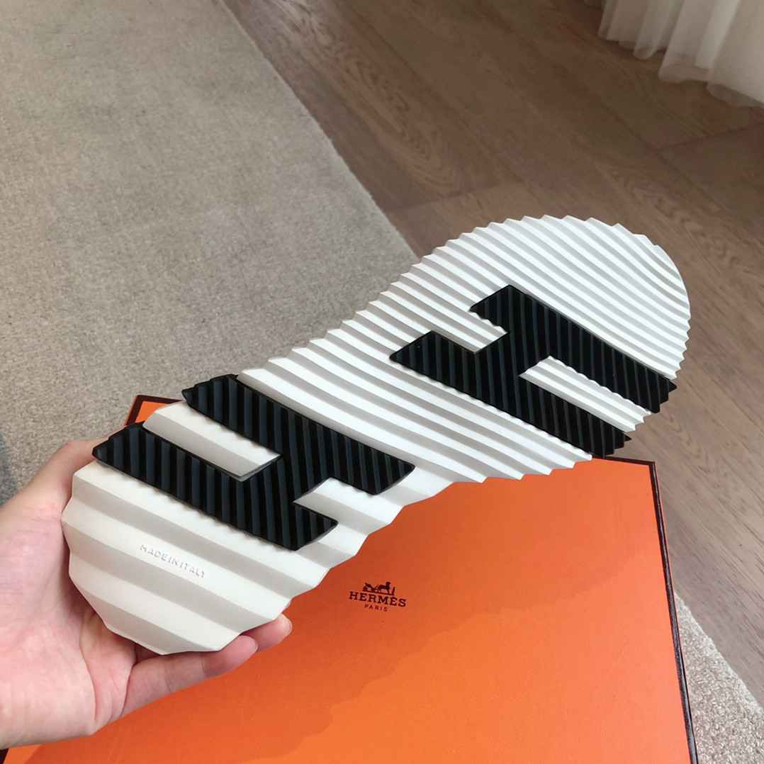 ua H**mes bouncing sneaker