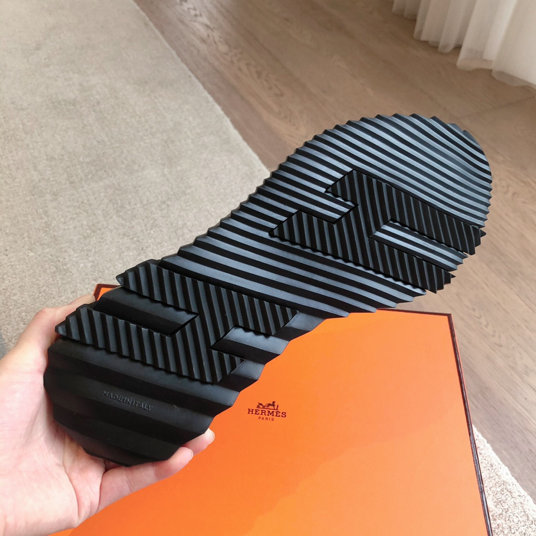 ua H**mes bouncing sneaker