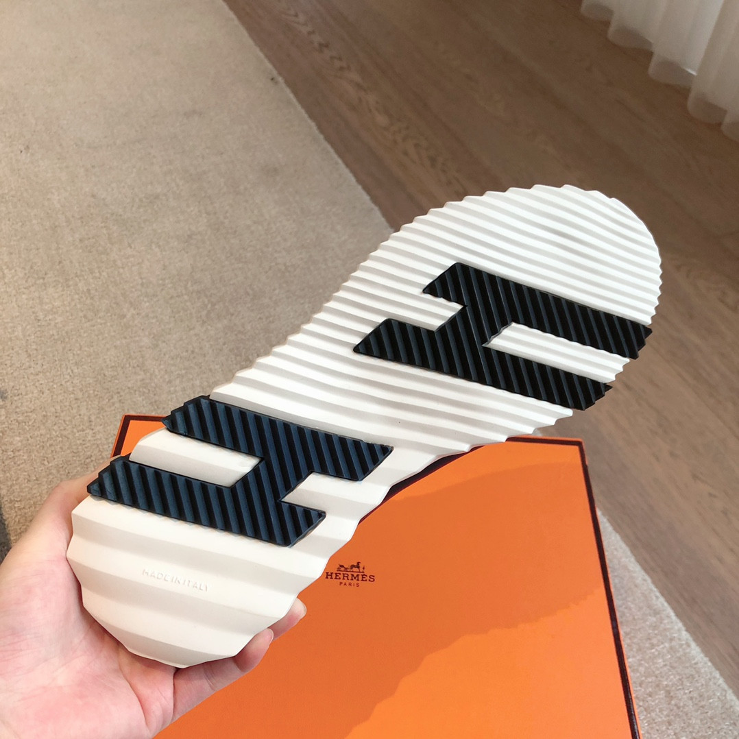 ua H**mes bouncing sneaker