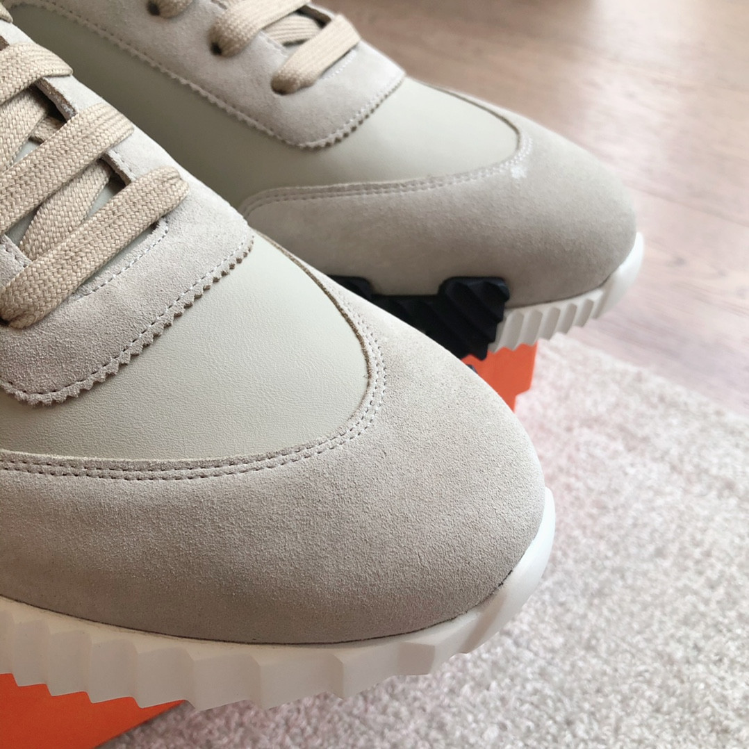 ua H**mes bouncing sneaker
