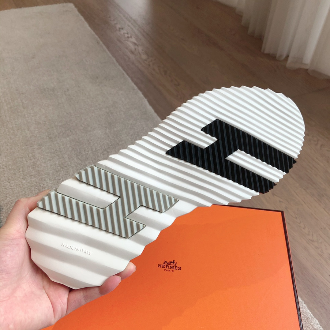 ua H**mes bouncing sneaker