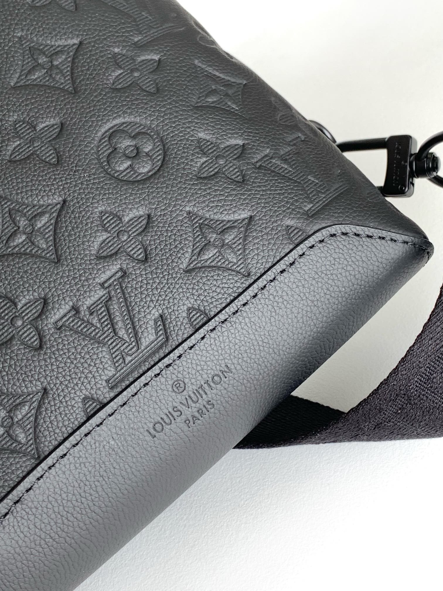 LV Duo Slingbag M21890 20 x 42 x 6CM