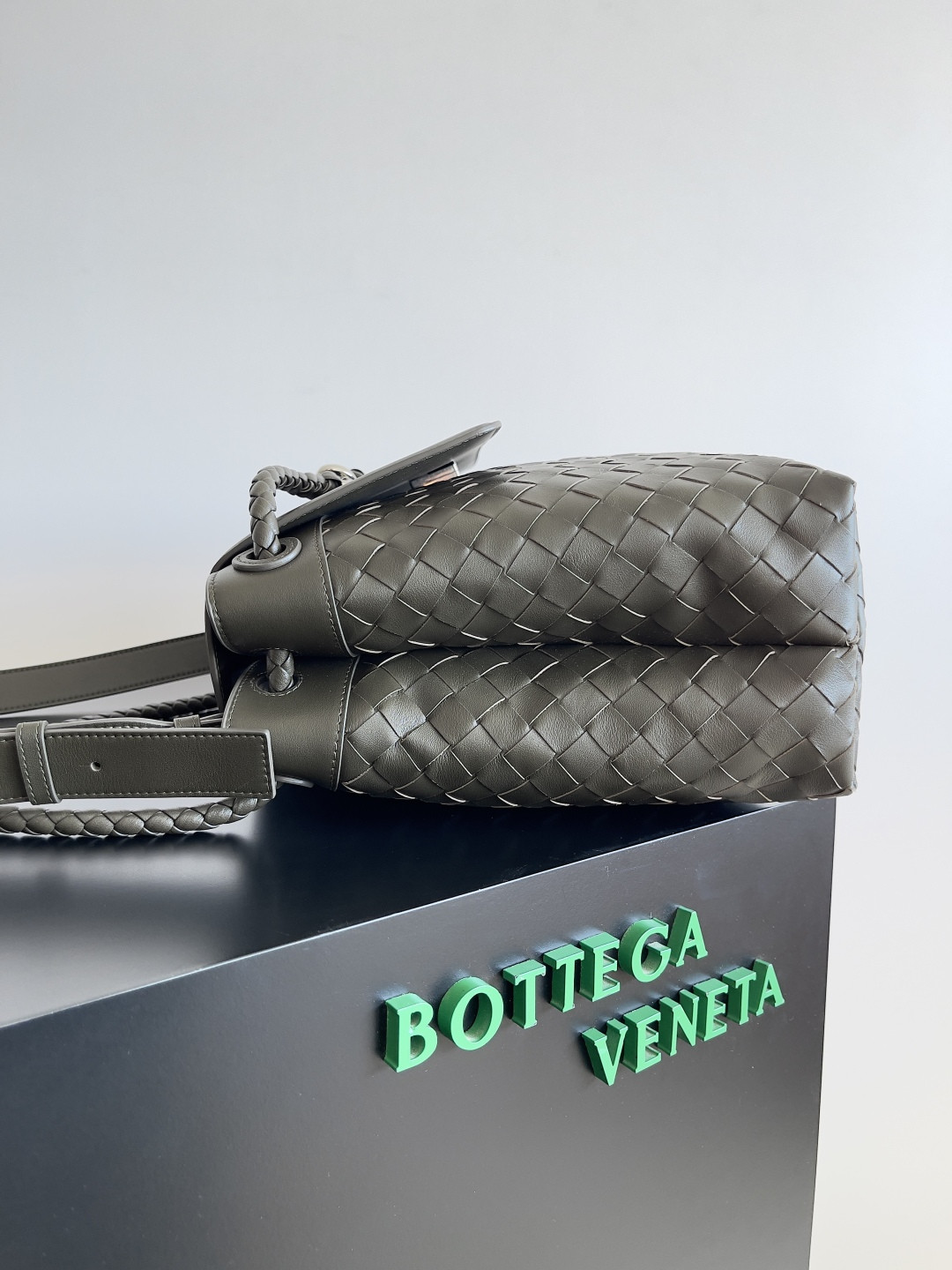 bo*te*ga Ve*ne*ta medium andiamo messenger 37x26x13cm