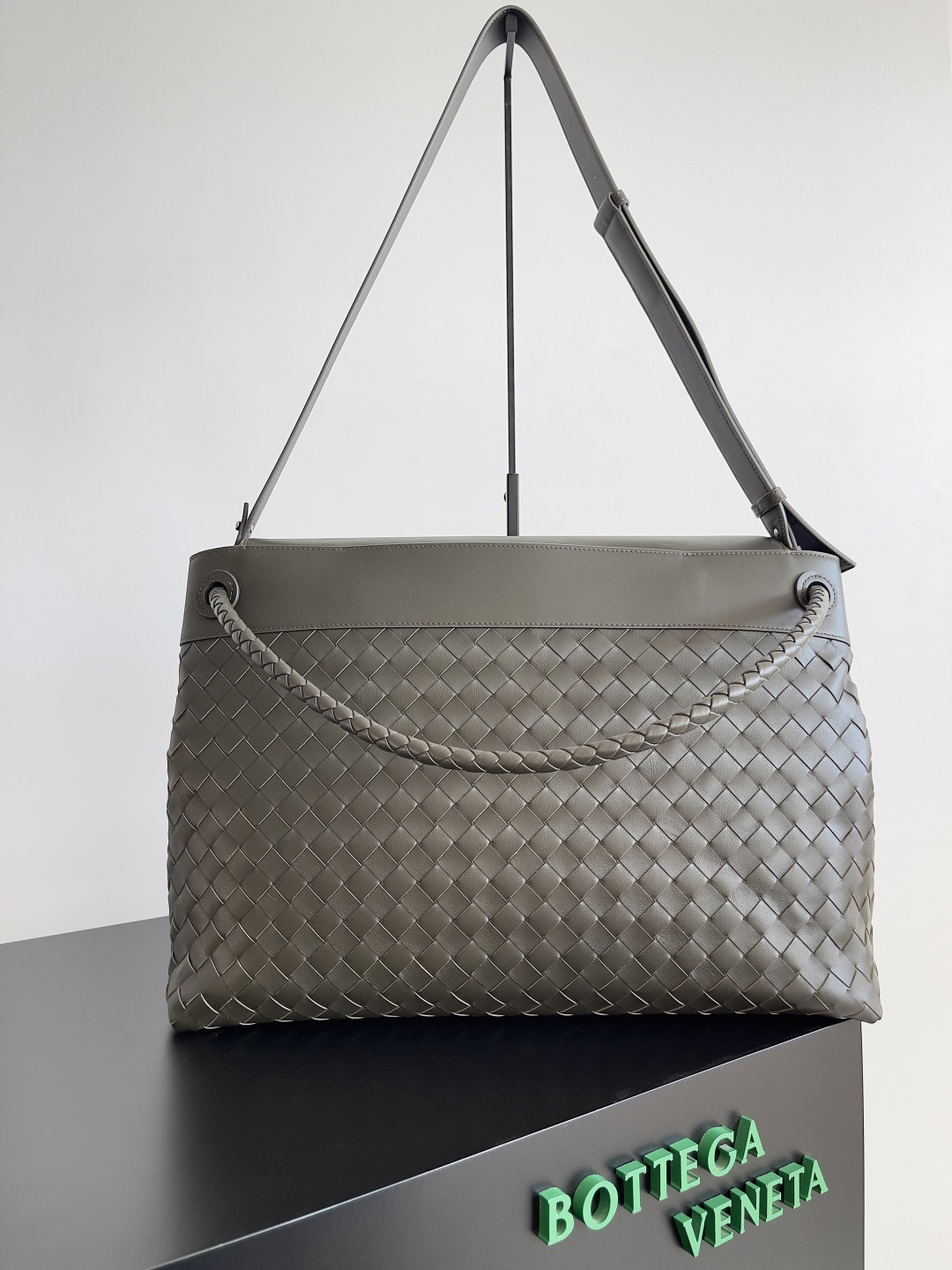 bo*te*ga Ve*ne*ta large andiamo messenger 43x32x20cm