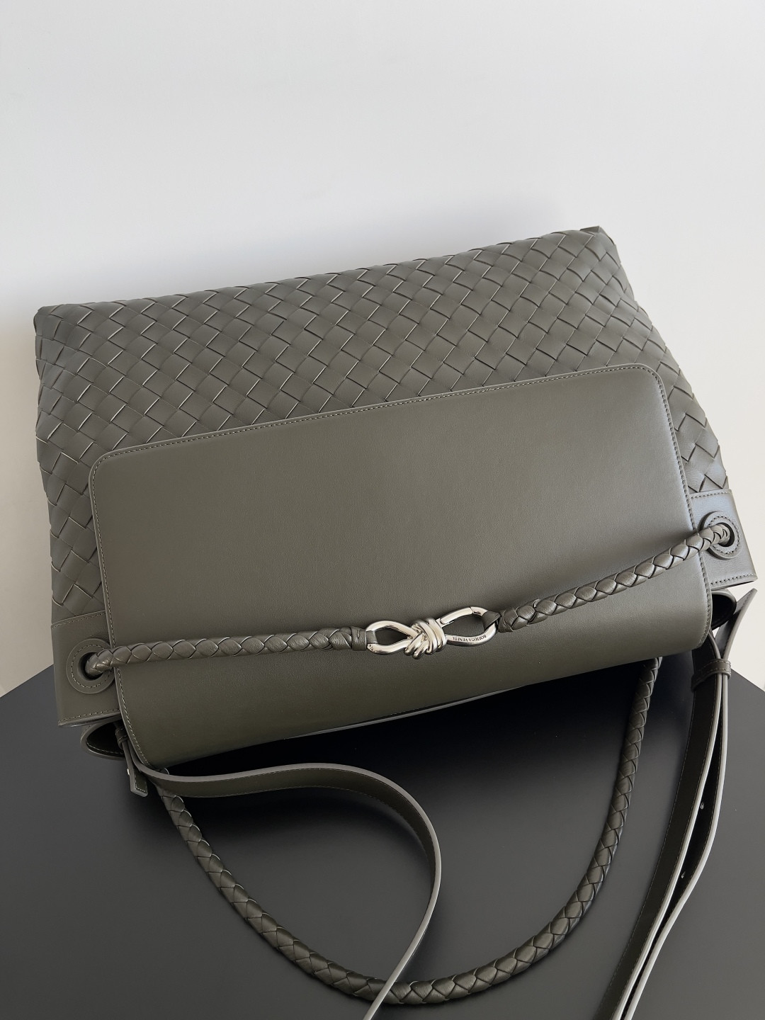 bo*te*ga Ve*ne*ta large andiamo messenger 43x32x20cm
