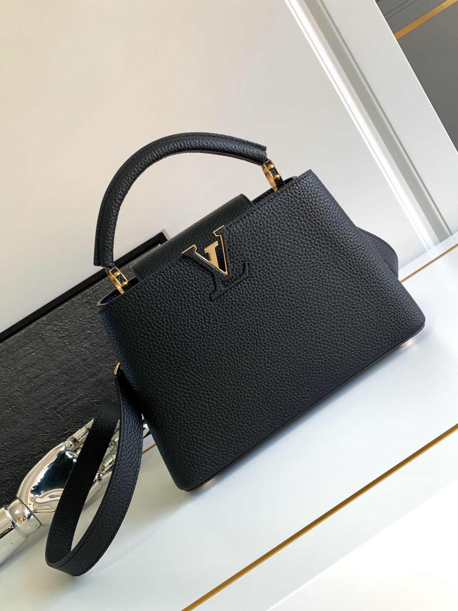 LV Capucines BB M24728 27 x 17.3 x 9cm