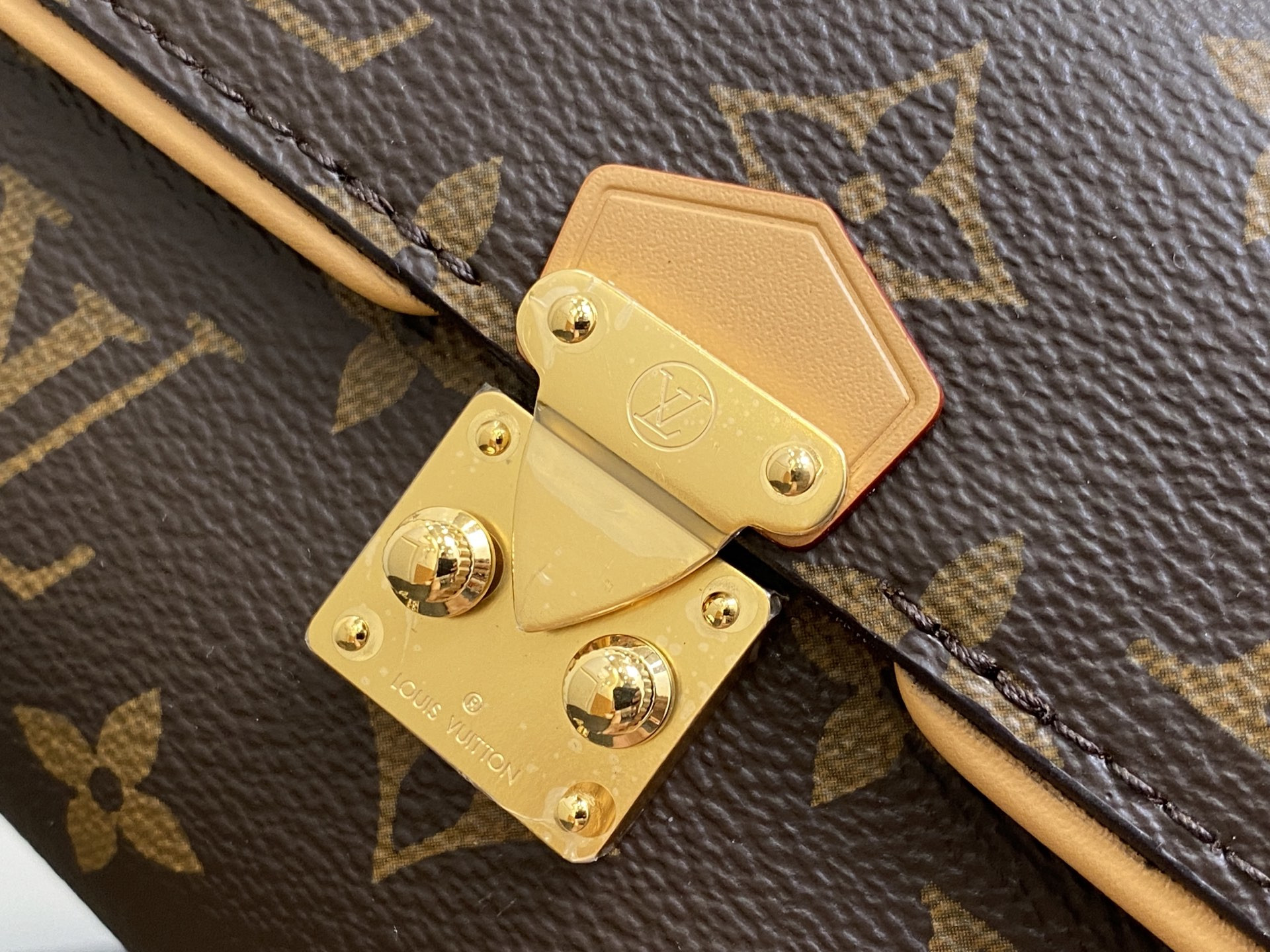 LV Pochette Camille M13566  20.5 x 11x6CM
